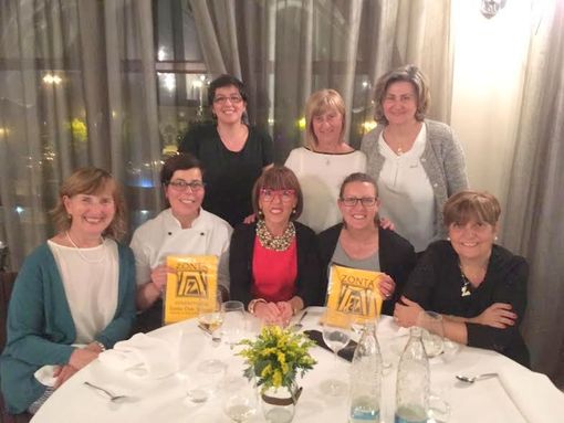 Maria Chiara Buffa e Monica Leoni con il gagliardetto dello Zonta Saluzzo, tra le socie del club