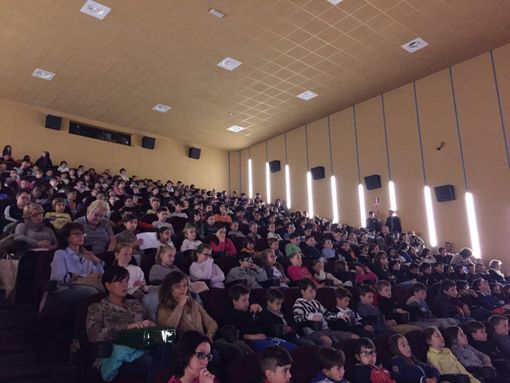 Saluzzo, Politeama stracolmo di alunni delle primarie per il concorso del Lions "Premio Carlo Alberto Dalla Chiesa"