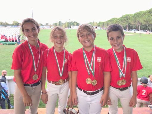 Lorenzo, Virginia, Beatrice e Tommaso con le medaglie al collo vinte. Per Tommaso e Lorenzo nelle categorie giovanissimi e esordienti per Beatrice esordienti per Virginia giovanissimi Lorenzo, Virginia, Beatrice e Tommaso con le medaglie al collo vinte. Per Tommaso e Lorenzo nelle categorie giovanissimi e esordienti per Beatrice esordienti per Virginia giovanissimi