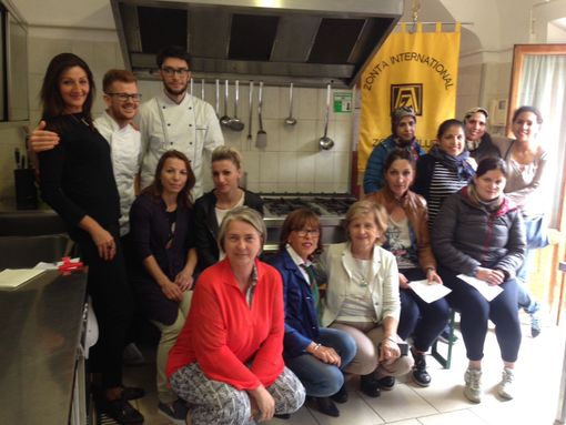Foto di gruppo per l'avvio del corso di cucina per badanti organizzato dal club Zonta Saluzzo