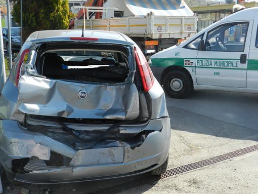 Autocarro tampona un'auto a Bra in via don Orione