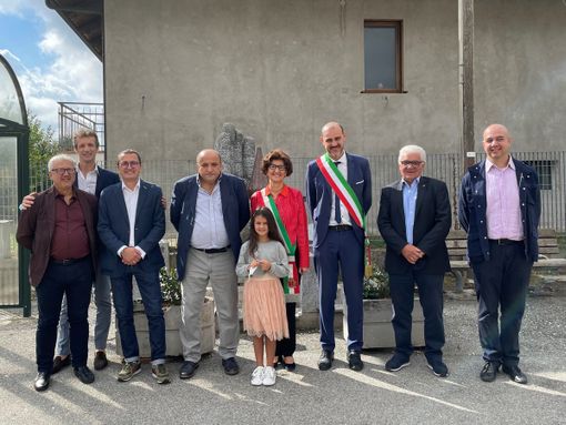 Da sinistra: Giuseppe Ferraro (Presidente Avis di Alba), Antonio Ghigo (Vicepresidente Avis Provinciale), Claudio Testa (Presidente Avis di Madonna del Pilone), Valentino Piacenza (Consigliere dell’Avis Regionale), Lucilla Ciravegna (Assessore alle Politiche del lavoro e del volontariato sociale di Bra), Davide Sannazzaro (Sindaco di Cavallermaggiore), Flavio Zunino (Presidente dell’Avis Provinciale), Oscar Revello (Presidente Avis La Morra)
