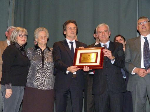 La consegna della targa a Bottero