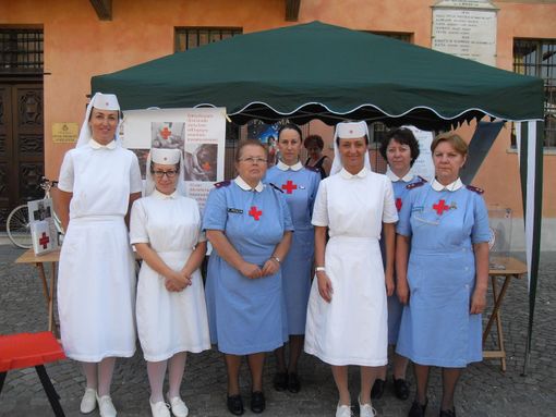 Infermiere Volontarie in piazza a Roreto di Cherasco per misurare la pressione ai cittadini