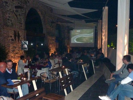 Il maxischermo stavolta sarà all'esterno del locale e misurerà 4 metri per 3