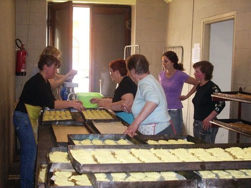 Un momento della lavorazione del dolce