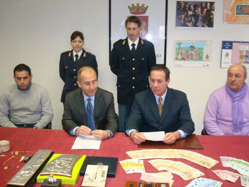 La conferenza stampa dell'arresto (© targatocn.it)