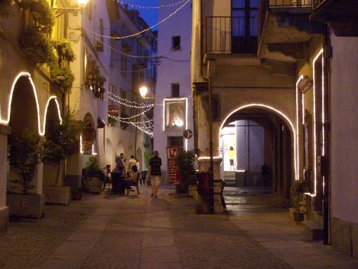 Presero a calci un cestino per la spazzatura in Contrada Mondovì a Cuneo: tutti assolti