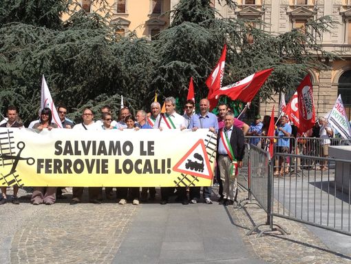 Il corteo in partenza dalla stazione di Cuneo