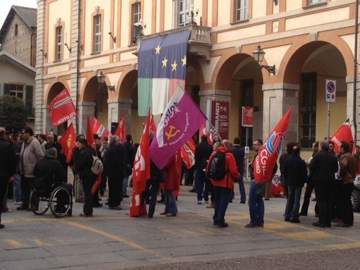 I manifestanti davanti al Municipio (copyright targatocn.it)