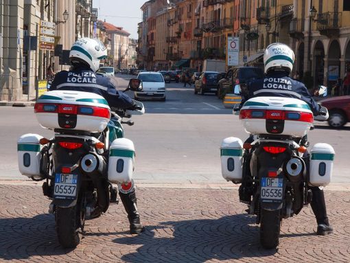 Cuneo, intervento dei vigili urbani in un ex casello ferroviario fatiscente