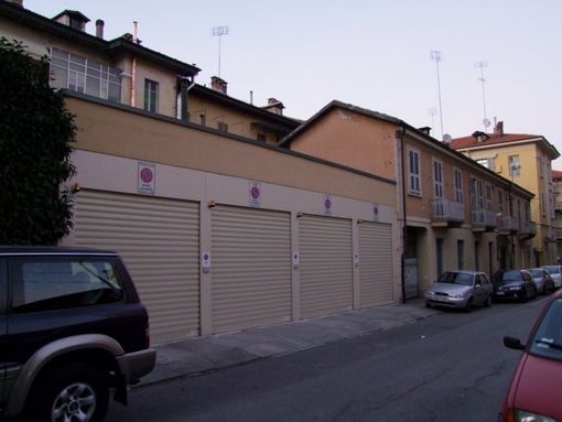 Dove c'era uno dei punti vendita della Martinello in Via Luigi Gallo ora sono stati costruiti dei box auto