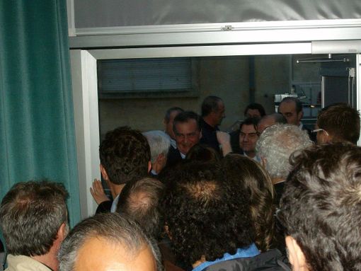 In foto Biolè, di schiena, tenta di avvicinare il Ministro in occasione della conferenza tenuta il 26 marzo in Provincia (copyright targatocn.it)