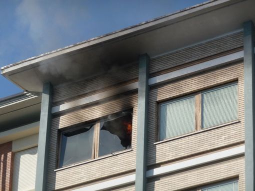 Alcune fasi dell'incendio che ha distrutto l'appartamento in piazza Europa a Cuneo (© targatocn.it)