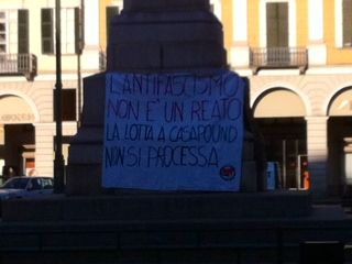 Lo striscione sul monumento di Barbaroux e la gente fuori dal Tribunale di Cuneo (© targatocn.it). Nell'ultima foto: Guido Mantelli