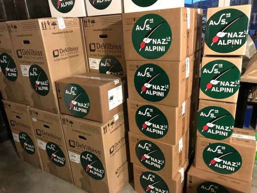 La consegna di apparecchiature e materiali donati dalle quattro associazioni alpine