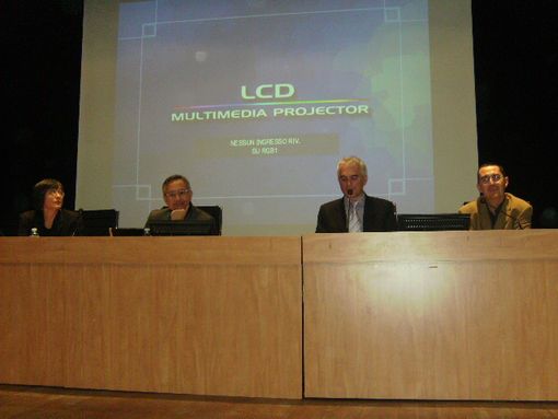 L'insegnante Lorella Gallo, Luciano Garofano,il preside Paolo Cortese e Flavio Bauducco del direttivo asociazione Esperienze (copyright Targatocn.it) L'insegnante Lorella Gallo, Luciano Garofano,il preside Paolo Cortese e Flavio Bauducco del direttivo asociazione Esperienze (copyright Targatocn.it)