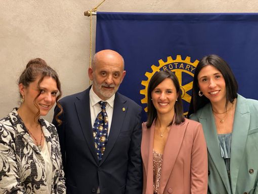Il presidente Rotary Saluzzo Gianfranco Devalle  con Giulia Francese, Cristina Testa e Anhès Matteodo