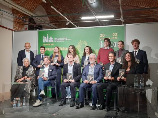 Saluzzo, foto di gruppo della presentazione del libro "I racconti di Margherita"( Fusta editore) che raccogli gli scritti di sette studenti che hanno partecipato al concorso lanciato dal Rotary Saluzzo e Rotarac Monviso