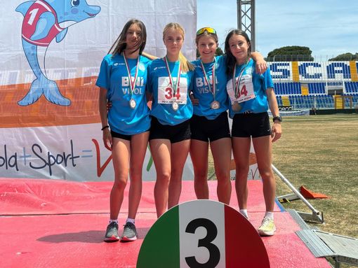 Podio per le frazioniste Aimar - Sola - Risso e Telamone nella staffetta 4 per 100 Podio per le frazioniste Aimar - Sola - Risso e Telamone nella staffetta 4 per 100