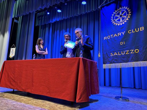 Linda Arnaudo, Luigi Fassino e Giorgio Calabrese, sul palco del teatro Don Bosco di Saluzzo Linda Arnaudo, Luigi Fassino e Giorgio Calabrese, sul palco del teatro Don Bosco di Saluzzo