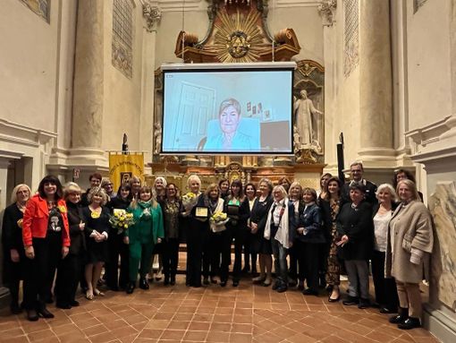 Saluzzo, foto di gruppo dopo la cerimonia del Premio Amelia Earhart 2023 che ha premiato Amalia Ballarino, Tiziana Fresia ( in collegamento dagli Stati Uniti) e Chiara Sordo