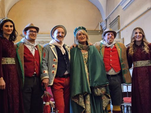 Saluzzo, le maschere della città del Carnevale 2024: Castellana Silvia Ghione, Ciaferlin Aurelio Seimandi, Damigelle: Viola Blaganò e Giulia Ciccone; Ciaferlinot: Matteo Borghino e Luca Dedominici
