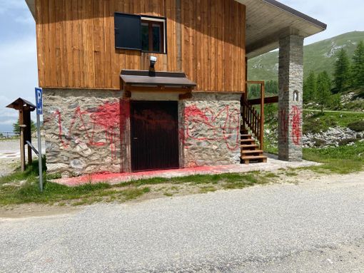 Vandali in azione a 2000 metri di quota: presa di mira la baita comunale di borgata Siteita, a Marmora Vandali in azione a 2000 metri di quota: presa di mira la baita comunale di borgata Siteita, a Marmora