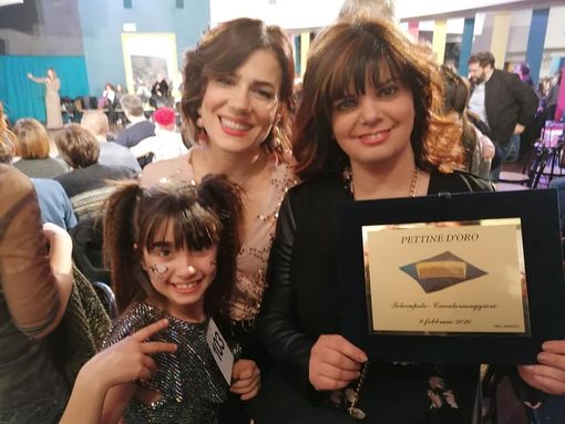 LA vincitrice Angela Marceddu con la collaboratrice Giulia Lugaj e la figlia Gloria