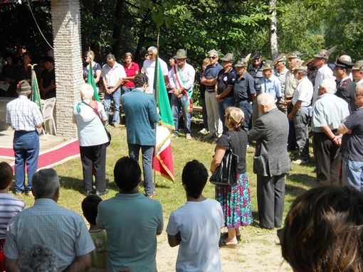 Autorità e pubblico nei pressi del Monumento a ricordo dei caduti civili e partigiani bargesi  1943-1945 del Bricco Pelata,  svoltasi l’anno scorso