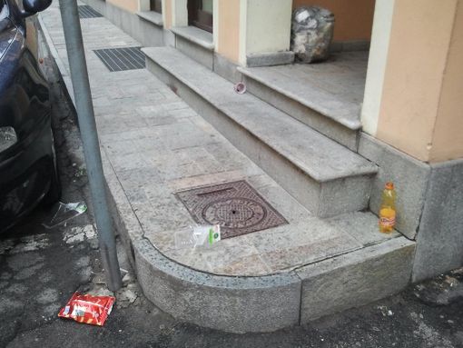 Via Santuario a Mondovi: i clienti della Mondo24 sono proprio i figli delle persone che si lamentano