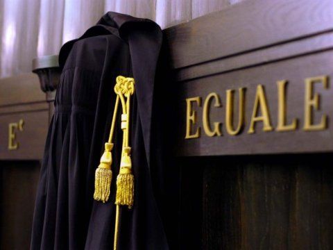 Anche il recente “decreto del fare”, rispetto alla giustizia, provvede a tamponare la situazione ma non ne affronta (o risolve) i problemi Anche il recente “decreto del fare”, rispetto alla giustizia, provvede a tamponare la situazione ma non ne affronta (o risolve) i problemi