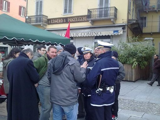 Alcuni momenti della giornata monregalese: i controlli dei civich, i banchetti, gli slogan (© targatocn.it)