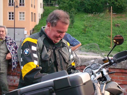 Il ministro Roberto Calderoli mentre arriva con la sua moto e nelle altre foto alcuni momenti della festa (© targatocn.it)