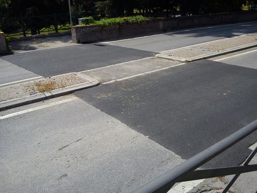 A Mondovì la rivoluzione si prende una pausa. Un ritorno al più classico dei zebrati per le strisce pedonali di via Cornice