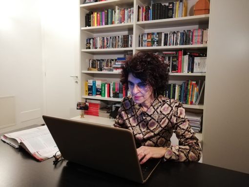 In foto, Carla Avena mentre tiene una lezione online con i suoi studenti In foto, Carla Avena mentre tiene una lezione online con i suoi studenti