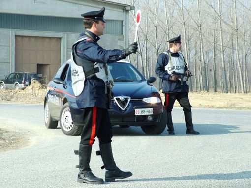 Rubano auto a Cuneo, intercettati nel saluzzese speronano la gazzella dei Carabinieri