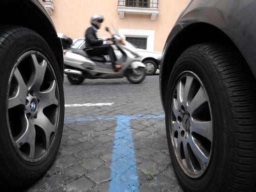 Caos parcheggi nel centro città: tra strisce blu vuote e sosta selvaggia