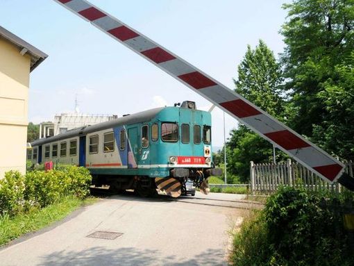 Tragedia sfiorata sulla linea ferroviaria Torino-Savona: donna si siede sui binari, ma il treno si ferma in tempo