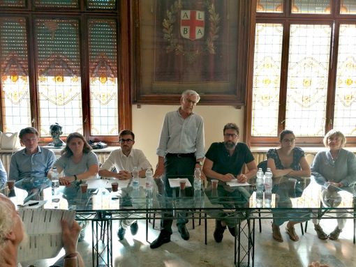 I consiglieri riuniti sotto le insegne di Uniti per Alba (foto d'archivio) I consiglieri riuniti sotto le insegne di Uniti per Alba (foto d'archivio)