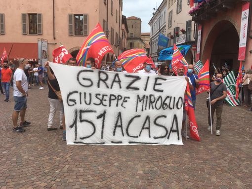 Stamperia Miroglio, la protesta dei lavoratori arriva in piazza Duomo (FOTO E VIDEO)