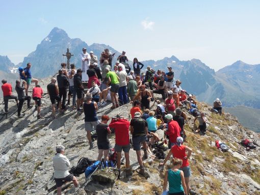 Circa 80 persone, alla croce di Cima Bardia, per la posa di una cassetta in acciaio che conterrà il libro di vetta Circa 80 persone, alla croce di Cima Bardia, per la posa di una cassetta in acciaio che conterrà il libro di vetta