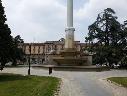 Fra africani accampati, gente ubriaca e drogata nel parco antistante la stazione ferroviaria di Cuneo Fra africani accampati, gente ubriaca e drogata nel parco antistante la stazione ferroviaria di Cuneo