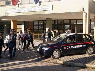 Carabinieri e unità cinofile davanti alle scuole albesi