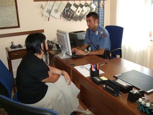 Alba, botte alla moglie, mobili distrutti: denunciato ed allontanato da casa marito violento