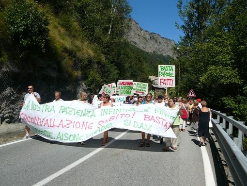 Un momento della protesta SI DAV ad Aisone