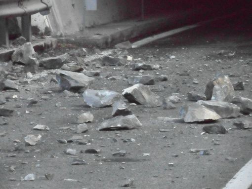 La frana di Airole ed il sopralluogo dei tecnici (© targatocn.it)
