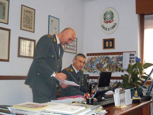 Emette assegni per 360mila euro a favore di parenti: amministratore di una società albese denunciato per bancarotta fraudolenta