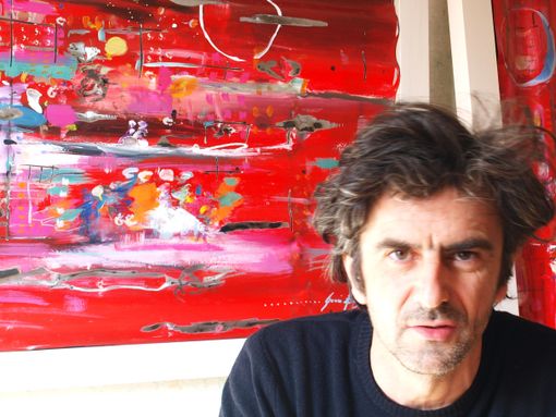 Gianni Bologna davanti ad una sua opera