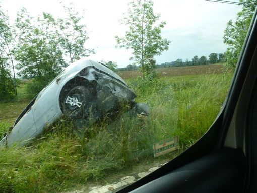 Macchina finisce fuori strada in località Palazzasso tra Busca e Caraglio